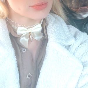 White bow choker